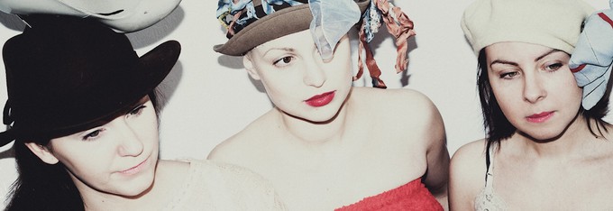 TRZY DNI PO&acute;Z&acute;NIEJ ( od lewej Marta Piwowar,Marta Groffik-Perchel, Joanna Piwowar-Antosiewicz) fot.ANNA BYSTROWSKA